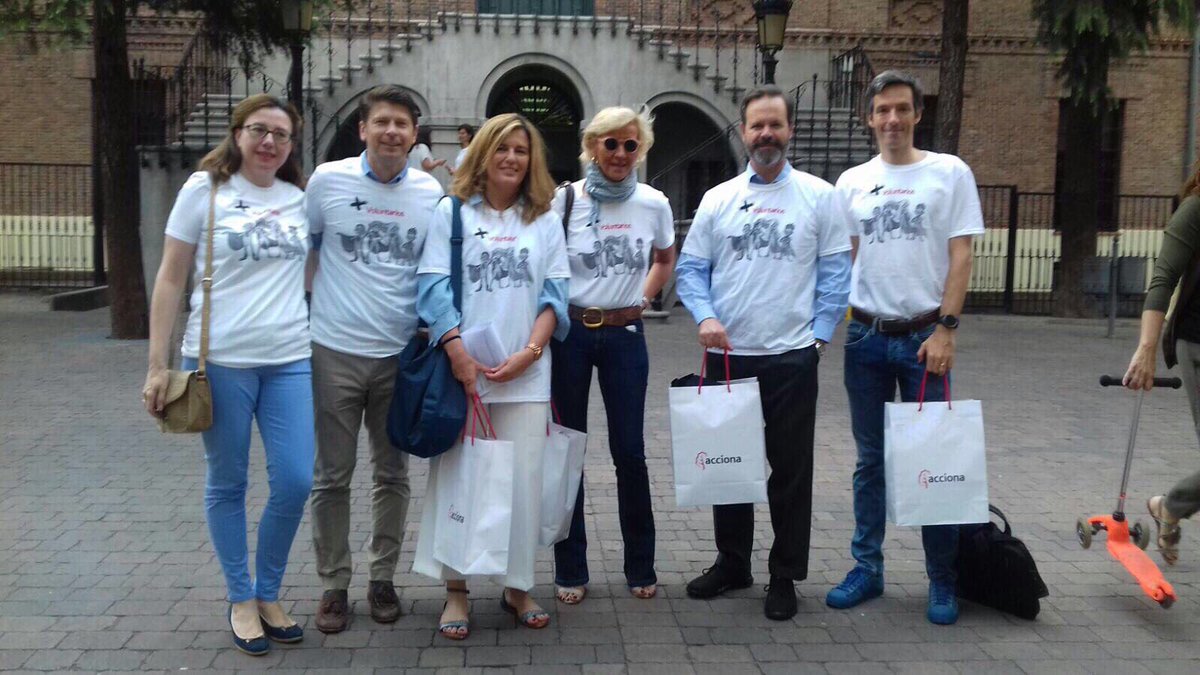 loretocolegio's tweet photo. Gracias a  #VoluntariosACCIONA    por venir a nuestro colegio a enseñarnos la importancia de cuidar nuestro planeta. @ACCIONA https://t.co/VqiBqrGF2t