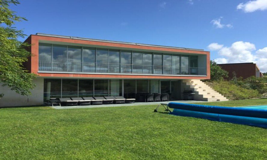 How about this LUXURY GOLF VILLA in #Portugal? No mortgage, no credit - just monthly payments! 
Details: propertyuniversal.com/property/luxur…