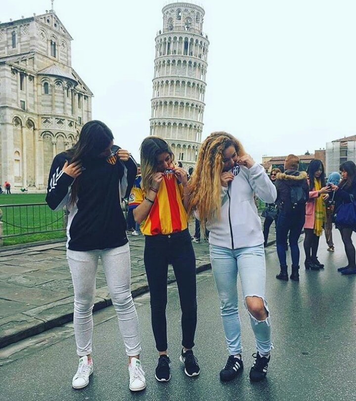 viachers's tweet photo. Por mucho que se tuerzan las cosas, siempre seremos del @valenciacf | Gracias chicas!! Amunt @viachers https://t.co/1f6rIZ2Edl