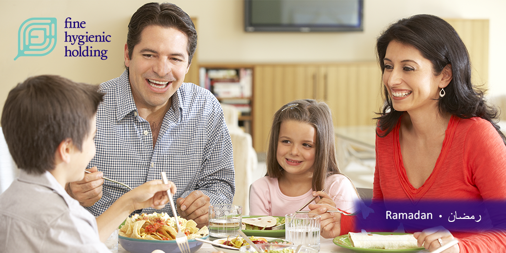 Почему дети любили ужинать со взрослыми. Семейный завтрак. Семья за столом. Семья завтракает за столом. Улыбающаяся семья за столом.