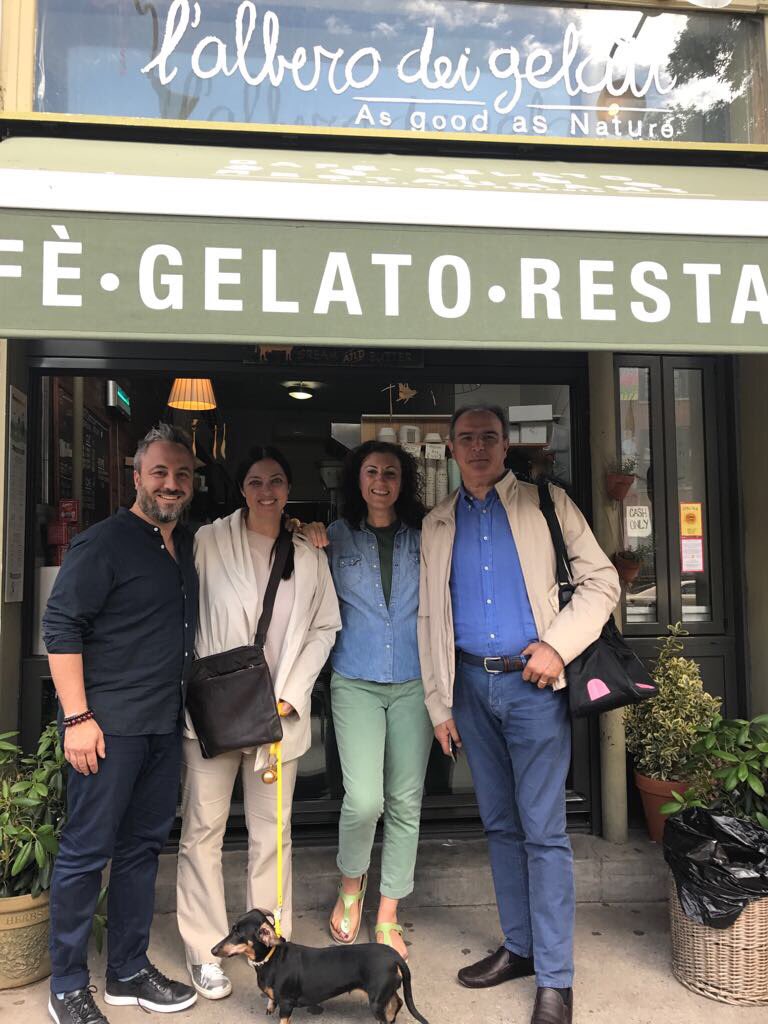 alberodeigelati's tweet photo. C'e' IL #bassotto (piu' famoso al mondo) in viaggio a #Brooklyn!Grazie a @StefaniaPetyx e a Donato per la vostra super gradita visita! 😊 https://t.co/VnqWtpEvKa