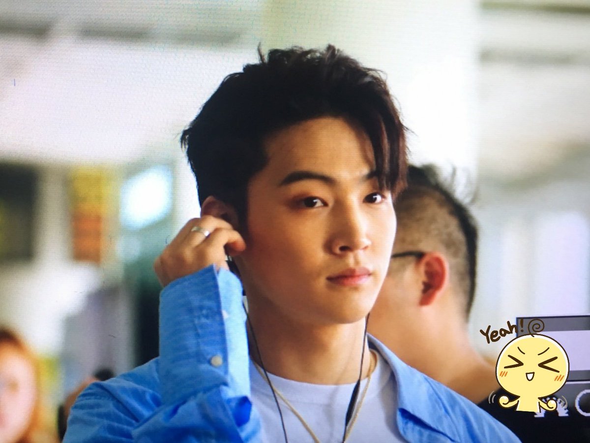 JBURE94's tweet photo. <PREVIEW> 170609
GMP Airport
┊😊
#갓세븐 #GOT7 
#제이비 #재범 #JB #Jaebeom https://t.co/gVeUYqzU0t