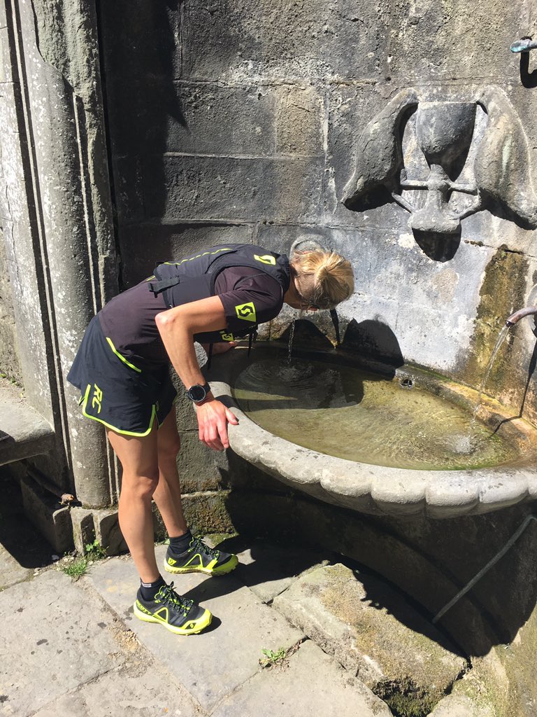 jo_meek's tweet photo. Refreshing! @scottrunning #BlackandYellow #SupertracRC #Italy #worldtrailchamps2017 #1daytogo #wishmeluck https://t.co/ndkzxeRVYh