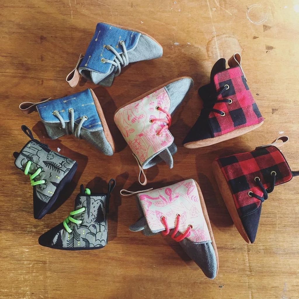 finnbearnz's tweet photo. A few pairs for this week on the way out ready to warm up some little tootsies 🤗🤗🤗 #ontheworkbench #onthecuttingroomfloor #etsynz #babyhigh… https://t.co/aEB8wXFLGl
