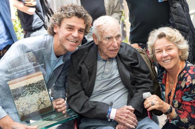 CBNFloripa's tweet photo. Hall da Fama e Federação Francesa homenageiam Guga Kuerten pelos 20 anos do primeiro Roland Garros 
https://t.co/XXkuRmHzDx
#Guga #RG97 https://t.co/8s8bX8uxwz