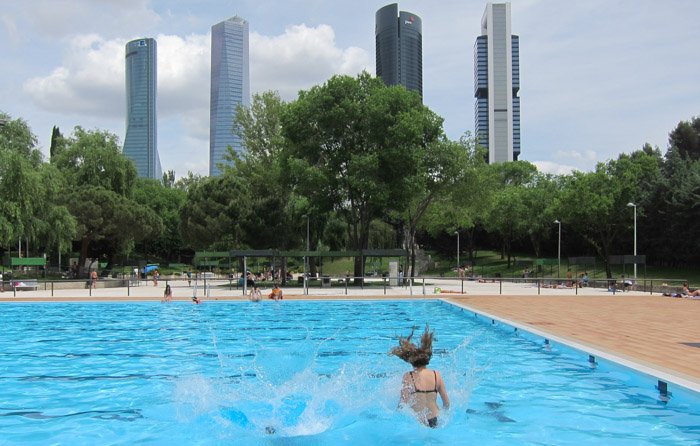 WayHostelMadrid's tweet photo. ¡Tenemos unas ganas de piscina en Madrid...! https://t.co/vsuHnWk6qI