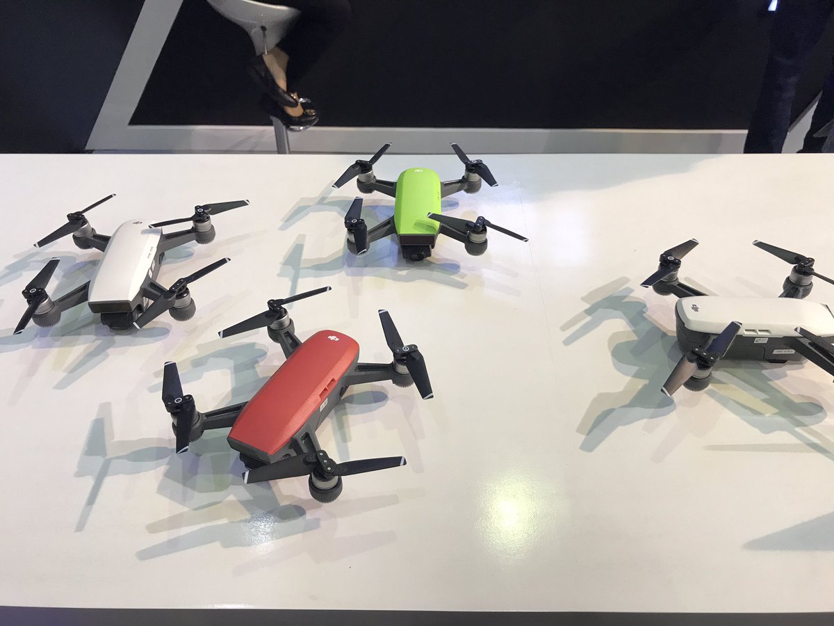 bhaguz_403's tweet photo. Pemandangan pertama yg menyita perhatian di #teknopolis2017 adalah DJI Spark 😍
Cc @goenrock https://t.co/xAuhxWulJg