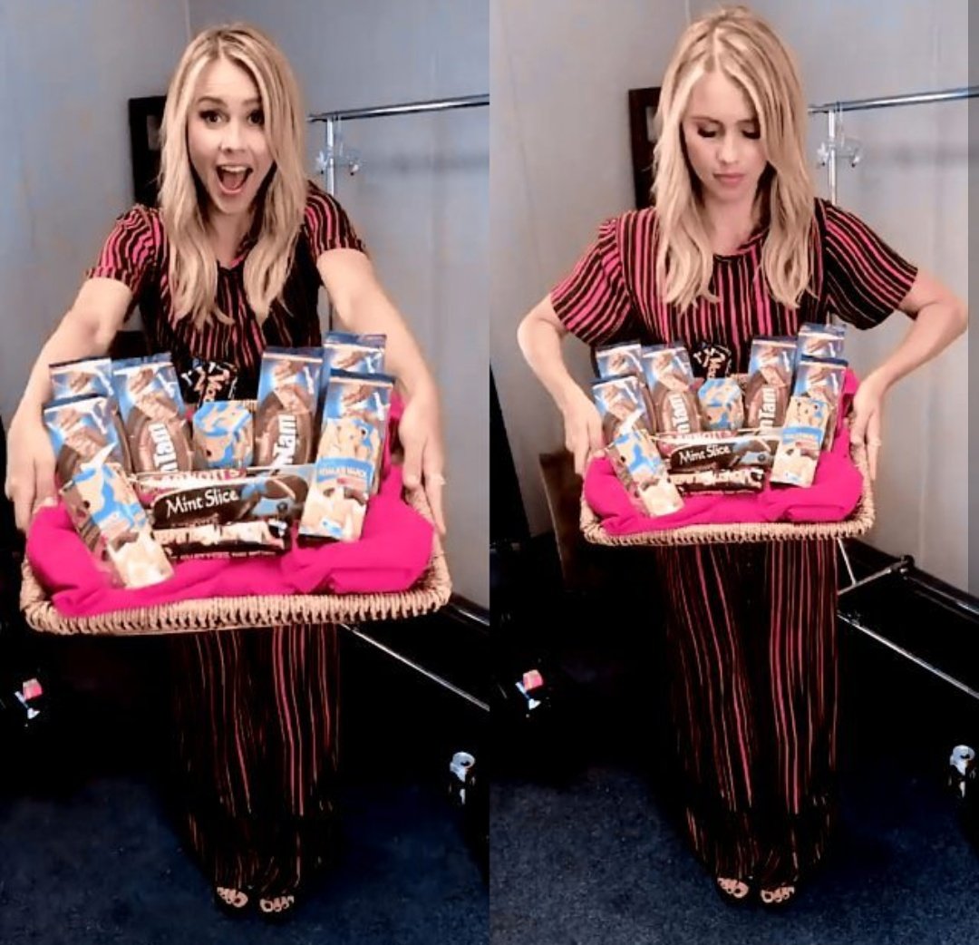 beksrivsn's tweet photo. Io mentre dono cibi cioccolatosi https://t.co/tK15EG2cn4