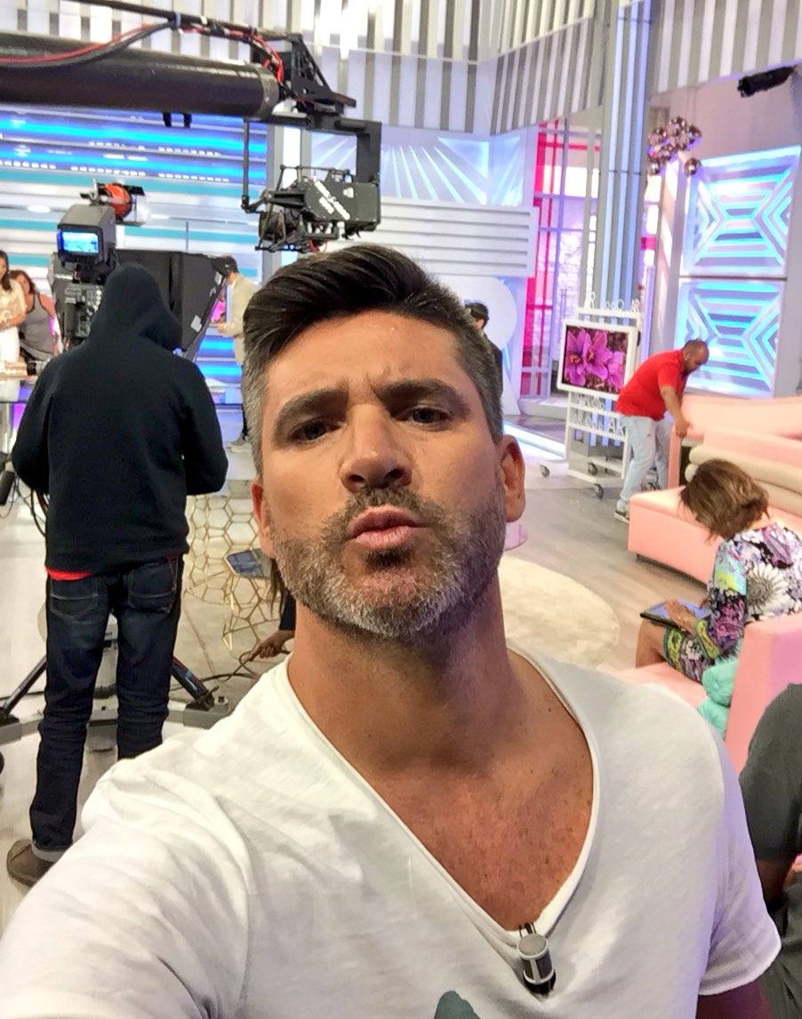 TSanchisG's tweet photo. #EsparToños esperando para sentarme en el gran club social de @elprogramadear nos vemos en nadaaa #Telecinco #Mediaset  #felizViernes https://t.co/zmUhyHVerY