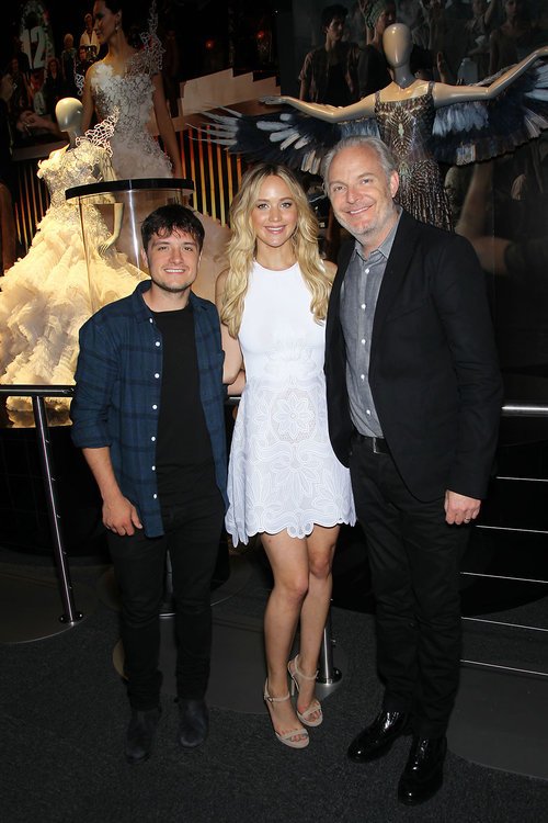 Distretto_12's tweet photo. #JenniferLawrence, Francis Lawrence e altri attori di HG di nuovo insieme per un evento benefico. Il 14 luglio alla #HungerGamesExhibition. https://t.co/OdYiZmI8De