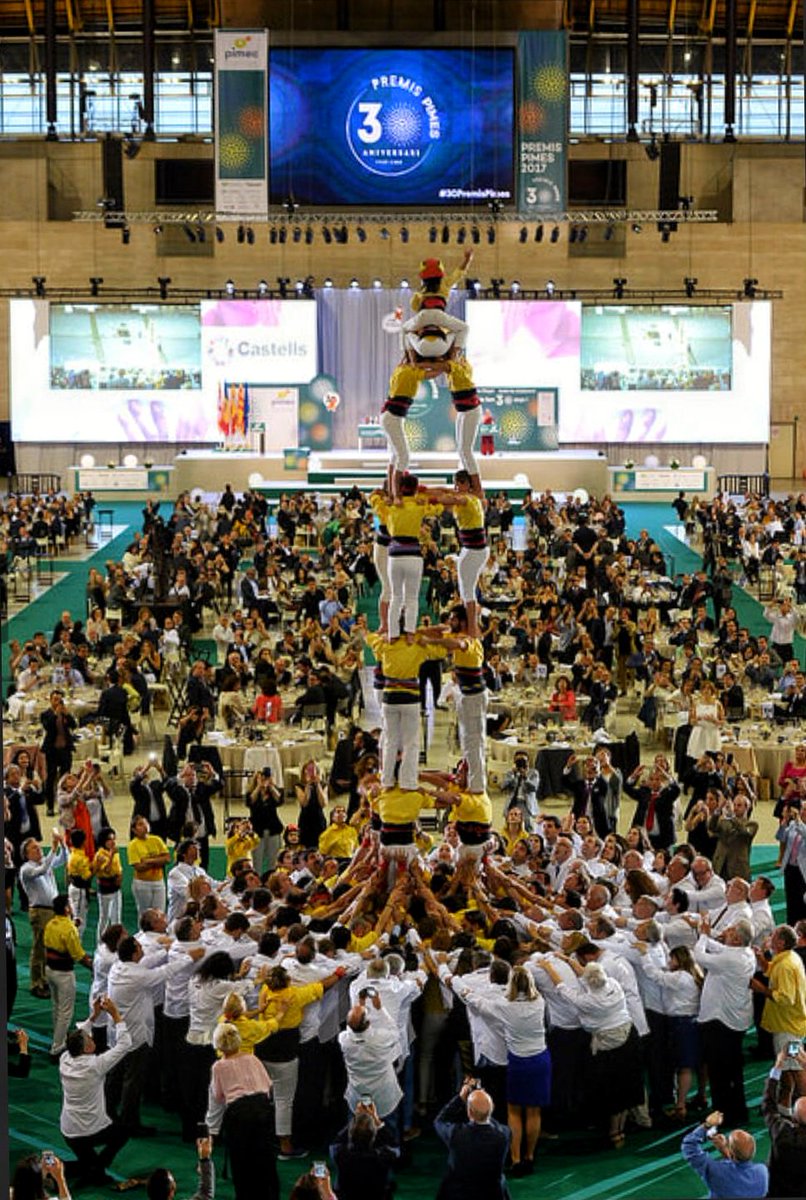 NCCastelldefels's tweet photo. @ElsGrocs #Castelldefels coronen el Palau Sant Jordi als #30premispimes
#3d7 #Castellers #Castellers @pimec... https://t.co/wTA1dmfysQ https://t.co/IBNuju0eYH