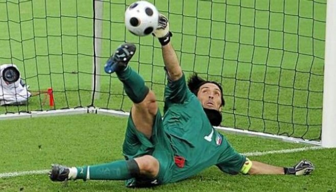 planetedufoot's tweet photo. Le seul arrêt impossible pour Buffon, c'est l'arrêt de sa carrière. https://t.co/MIU2f2ZZnE