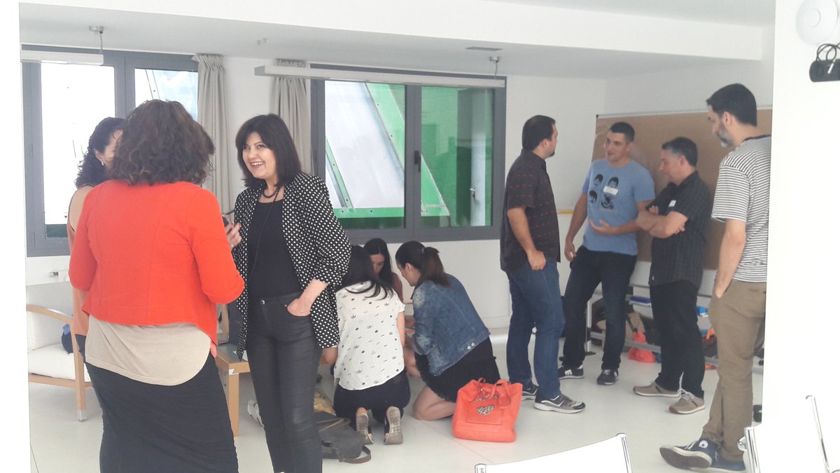 BizkaiaEmprende's tweet photo. Gaur #beazbizkaia-n Bizkaiko kooperatiba txikiak elkar-lankidetza bultzatzeko komunikazio-ildoen bila lanean #worklan @HETELFP https://t.co/AUYQYekd6H