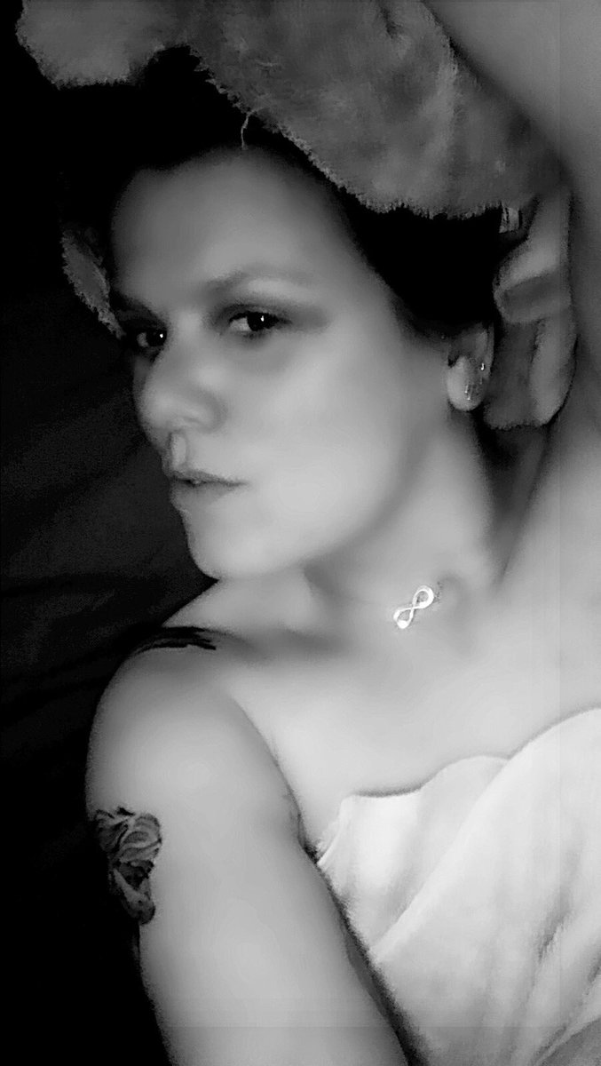 RosieMaryBush's tweet photo. Fresh from the shower... time to get ready &amp; meet my sexy beast for lunch. 
#selfie #freshfromtheshower #timetogetready #towelselfie https://t.co/Qzvn6dVxv2