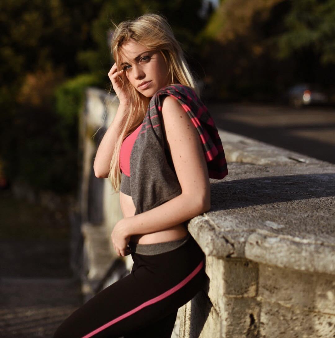 tweetgoldenlady's tweet photo. We love black &amp; we love pink, we love stripes &amp; we love sport! #goldenlady #goldenladymove https://t.co/Husae8UJL5
