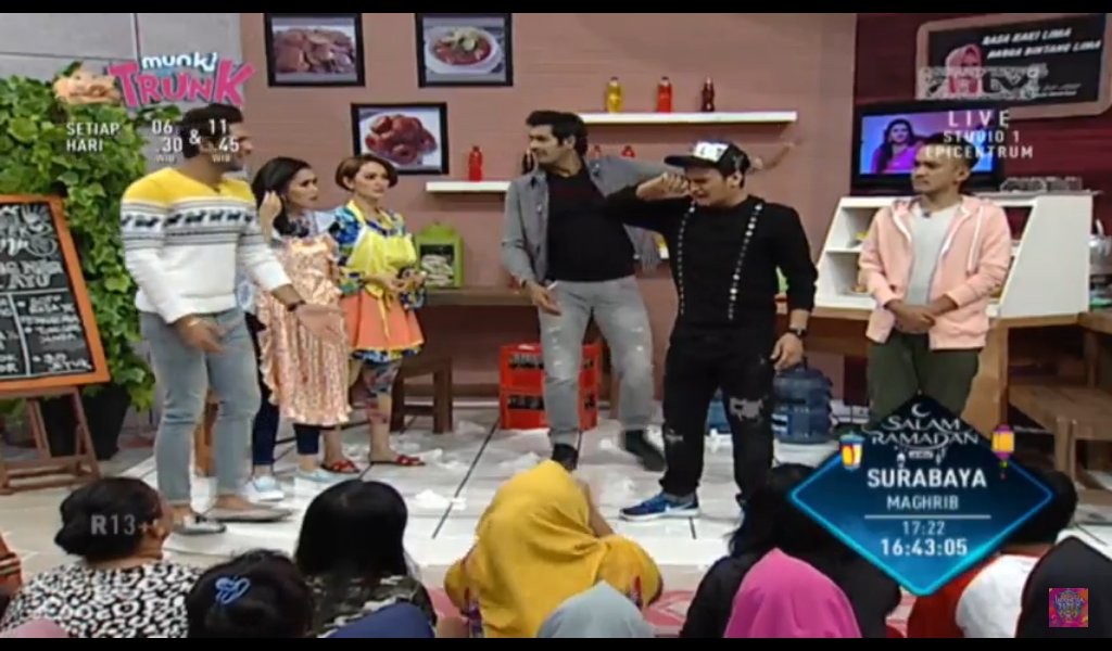 Enonirwan2's tweet photo. warung nasi bu ayu @aytingnew92 #vega #ruben #zaskia #angkit #mrunal #faizal #allartis #PESBUKERSRAMADAN14 seru bngt https://t.co/bt2ITLAHCl