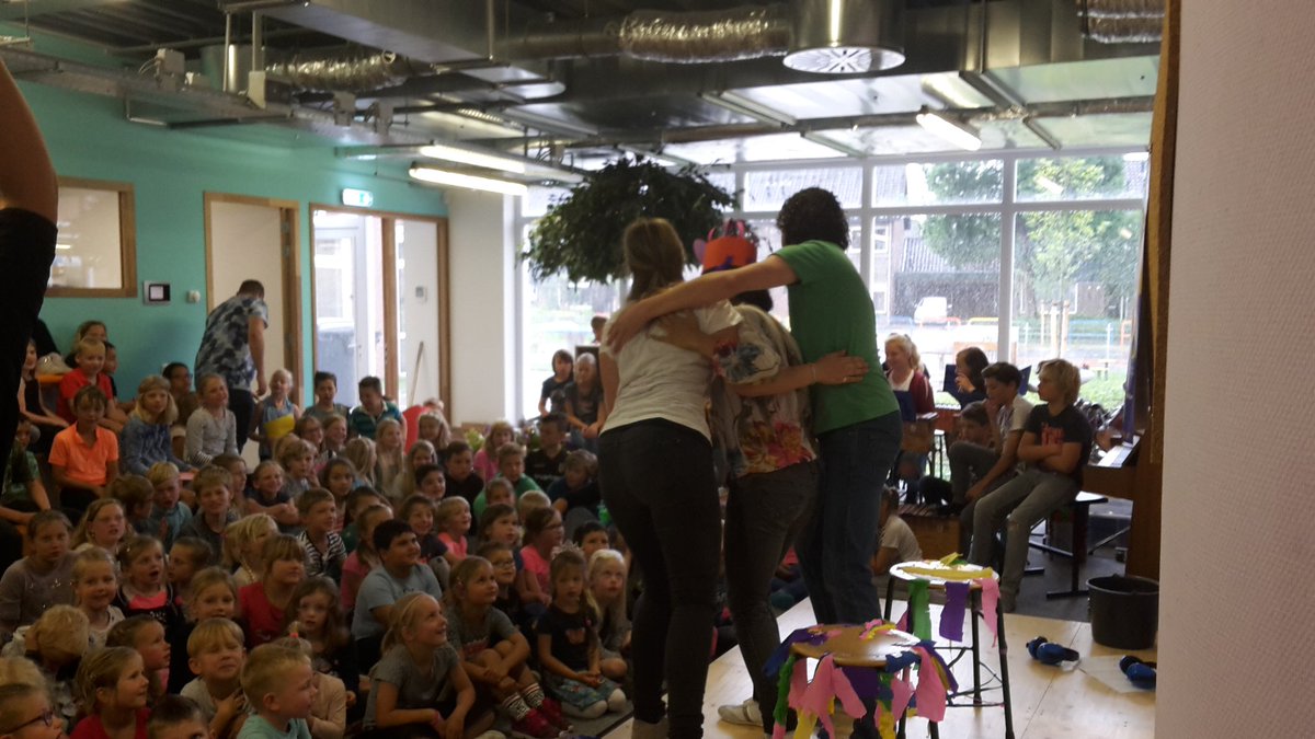Feest in groep 3! De juffen vieren de verjaardag.  Een fijne dag.