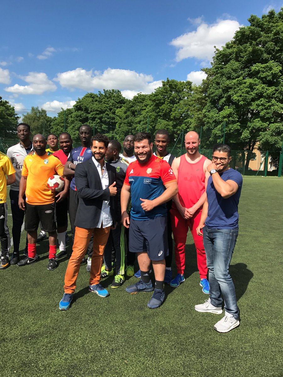 AdhalBaraANLD's tweet photo. @slimrab89 n'oublie pas ja jeunesse des quartiers #Sarcelles Comme lui, je la soutiens! Respect et bravo Rabah!!! 
https://t.co/nJIOVZH9m9 https://t.co/nth1voJS2Y