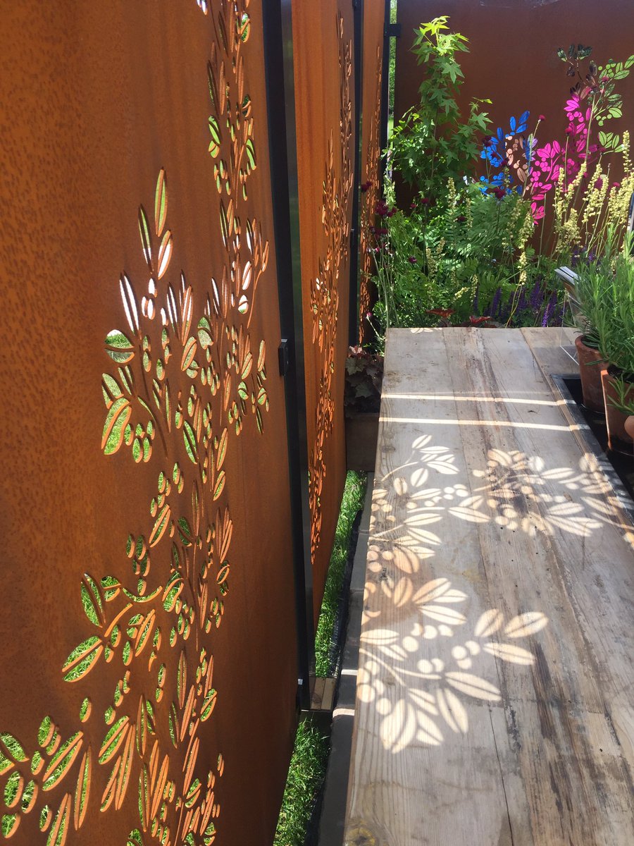 starkgreensmith's tweet photo. The Sun has briefly come out 😎 #RHSChatsworth https://t.co/v5elnnE7EH