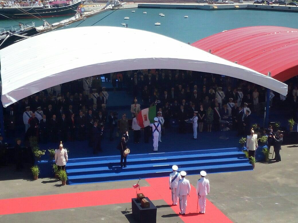 ItalianNavy's tweet photo. PdR consegna Medaglia di Bronzo al valor Civile e Medaglia d’oro al merito Civile a #BandieradiGuerra della #MarinaMilitare e #ForzeNavali https://t.co/PzSyJpYbuY