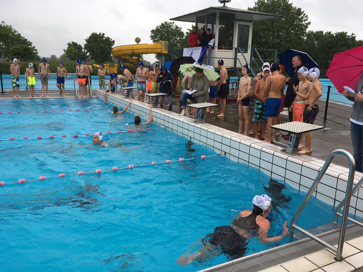 benard_h71's tweet photo. Start van de triatlon bij de #DeWaardseSportSpelen in #Schoonhoven. Ondanks wolkbreuk, @UWRabo trotse sponsor. https://t.co/1sdC38GzsZ