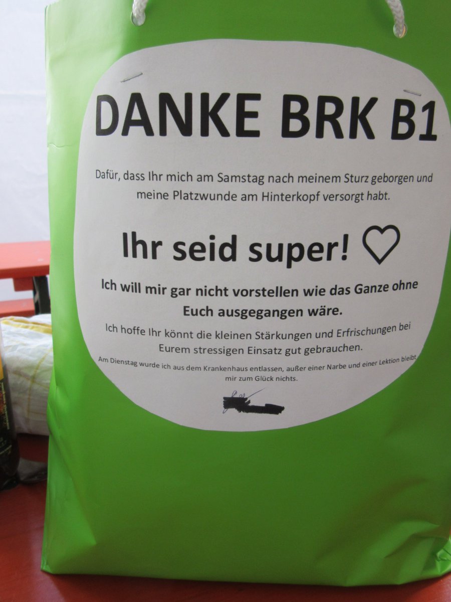 RotesKreuzERH's tweet photo. Überraschung - ein tolles Dankeschön
Patient bedankt sich für seine Rettung und Versorgung bei der BRK Bergwache - Klasse Sache ! #Berg17 https://t.co/6zajDS97pd