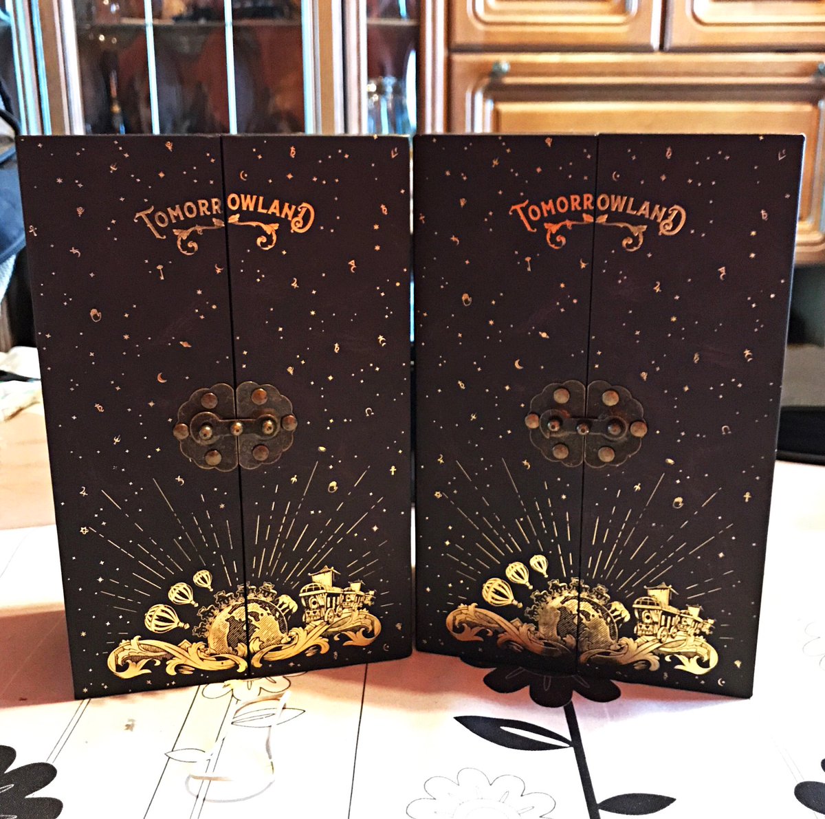DjSchockster's tweet photo. ❤️ Tomorrowland Treasure Case 2017 ❤️ #Tomorrowland #Tomorrowland2017 #tomorrowlandtreasurecase #treasurecase https://t.co/z5W5NaPbie