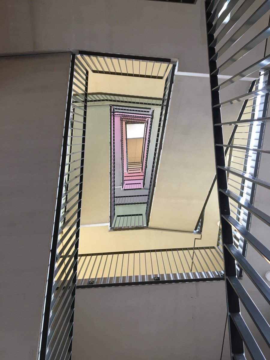 Reflectie kleuren van de vloer zijn op het plafond zichtbaar! 
🌈Kleurrijk!