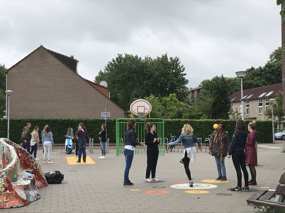 Bekkersschool's tweet photo. Tijdens de studiedag oefenen we de spelletjes die we buiten met de kinderen kunnen spelen. https://t.co/3HJOe8fifK