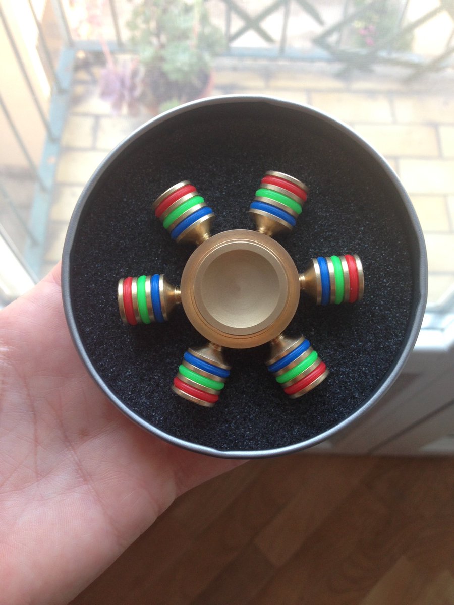 linha_____'s tweet photo. Le nuove "droghe" si evolvono in forme sempre più fantasiose: #spinnerfidget https://t.co/rgZq6U2zPT
