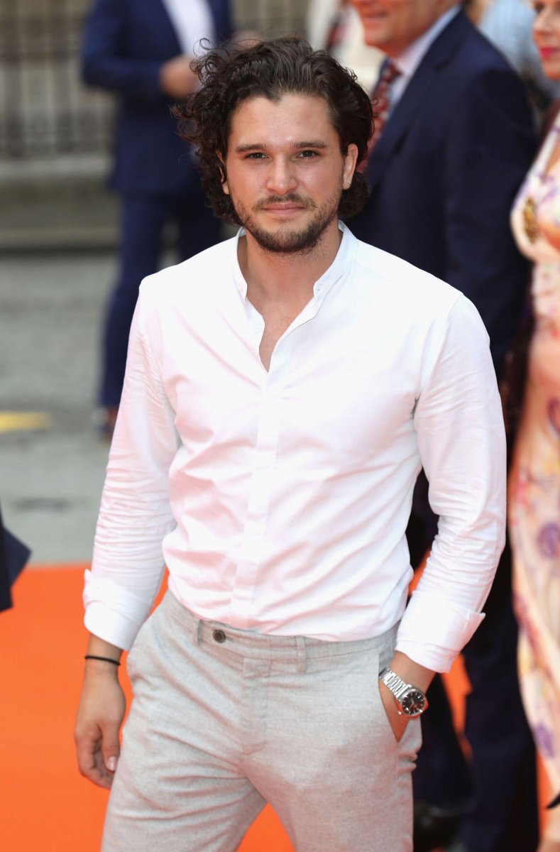 GoT_Cast's tweet photo. Kit Harington at the Royal Academy Summer Exhibition 2017 in London 🔥 https://t.co/Fa9634w0oG