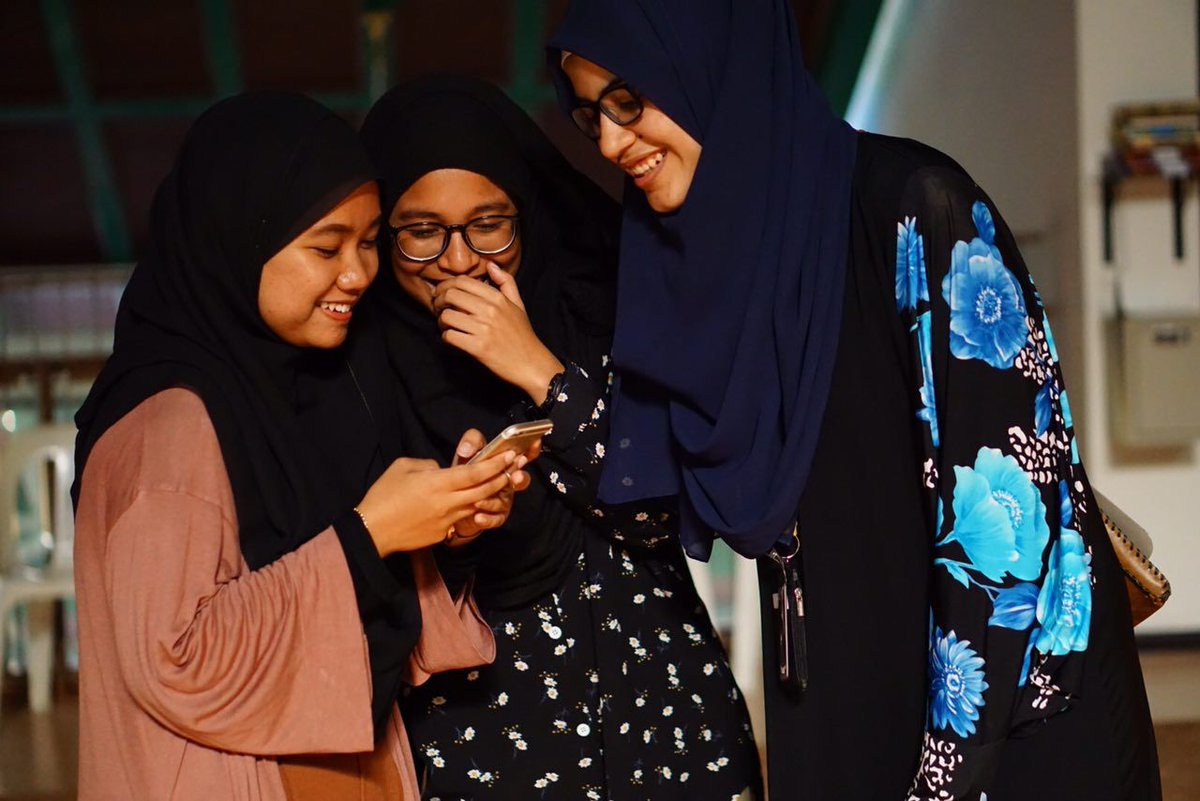 sal_boleh's tweet photo. 22 is a finally the year i told myself my height matches my age but then i met these two #jksayangkorang #myfriendsaregorgeous #meanwhileme https://t.co/ioIGAnSn8Y