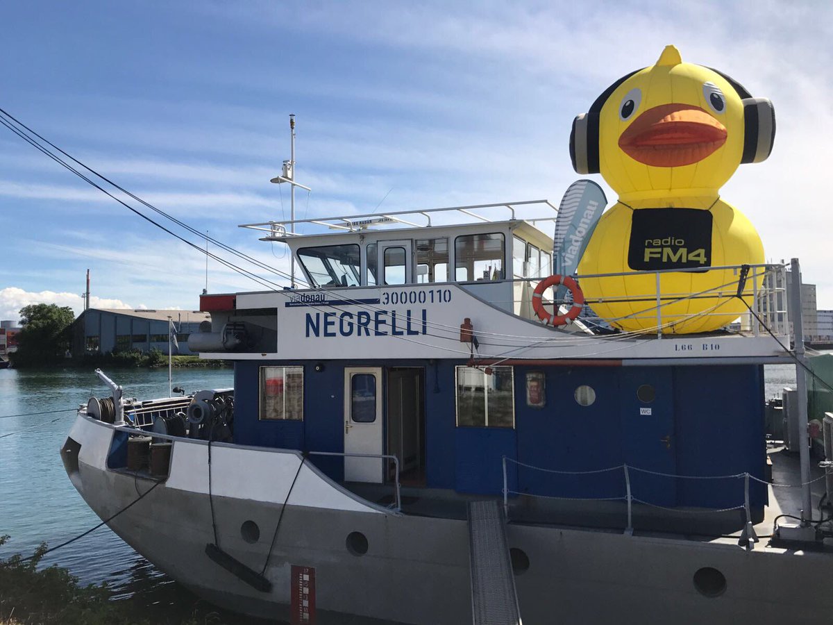 radiofm4's tweet photo. Schiff ahoi sagt die #fm4ente beim #bubbledays in Linz! Nicht vergessen: eure Fotos via #fm4stand beim hashtag printer ausdrucken lassen ⚓️🛳 https://t.co/Vkl47KVr5L