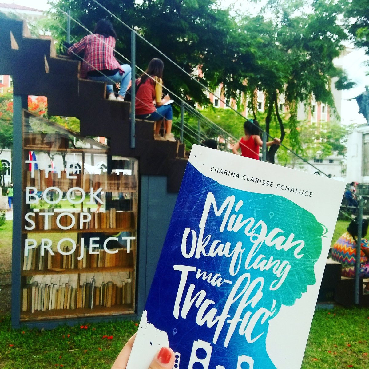 charinaclarisse's tweet photo. Nakatutuwa!Nakapag-iwan ako ng #MinsanOkayLangMatraffic sa #TheBookStopProject!Mabuti palagi akong may dalang at least one copy of my book.💙 https://t.co/qvlMcxwliW