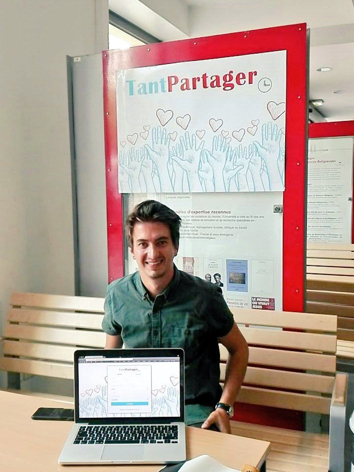 Seriscope's tweet photo. Victor vous attend au village décliK pour vous présenter @tantpartager ! 🚀 #FDK2017 #engagement #jeunesse #capdechangerdekap https://t.co/0oqz8BtD6N