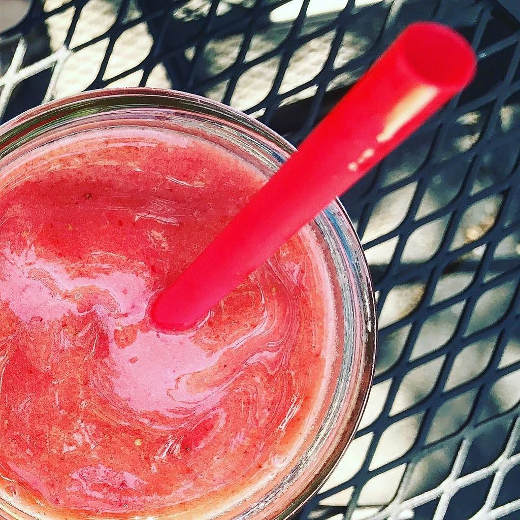 raleighwhatsup's tweet photo. | FRIDAY | Red smoothie vibes. @solacoffee #solasmoothies #drinklocal #smoothie #raleigh #TGIF #solalove #raleigh … https://t.co/ASdI5HQzjF https://t.co/UWFrLmplOw