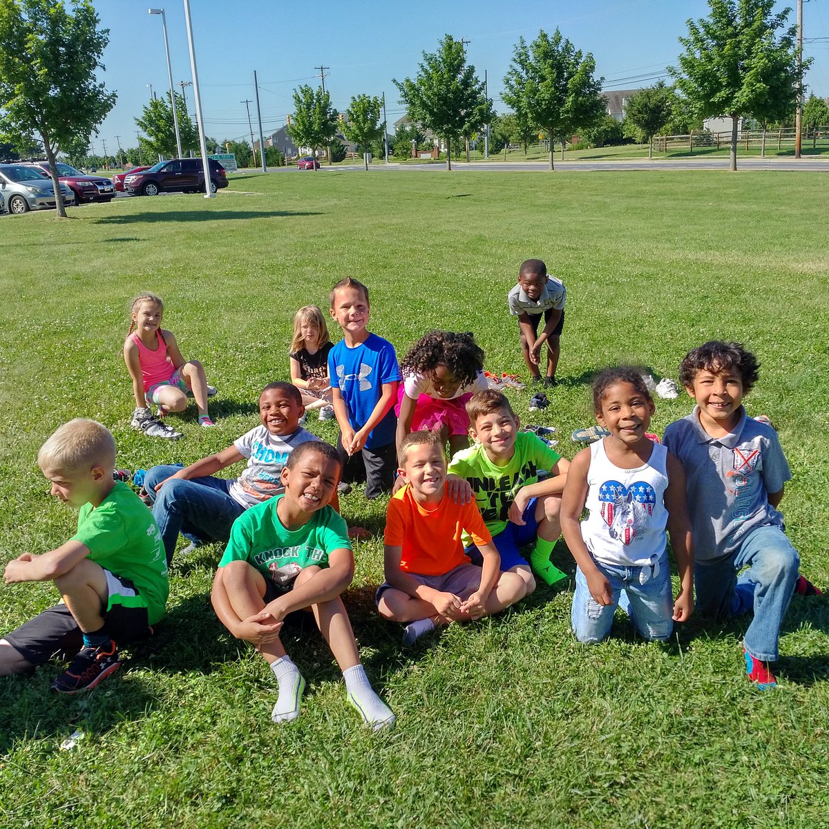 MrsChambersBME's tweet photo. Soaking up the sunshine, waiting for a turn to bounce in the Bouncy House!   #BME #firstgraderocks #lastdayfun https://t.co/eKWzY1ciXx