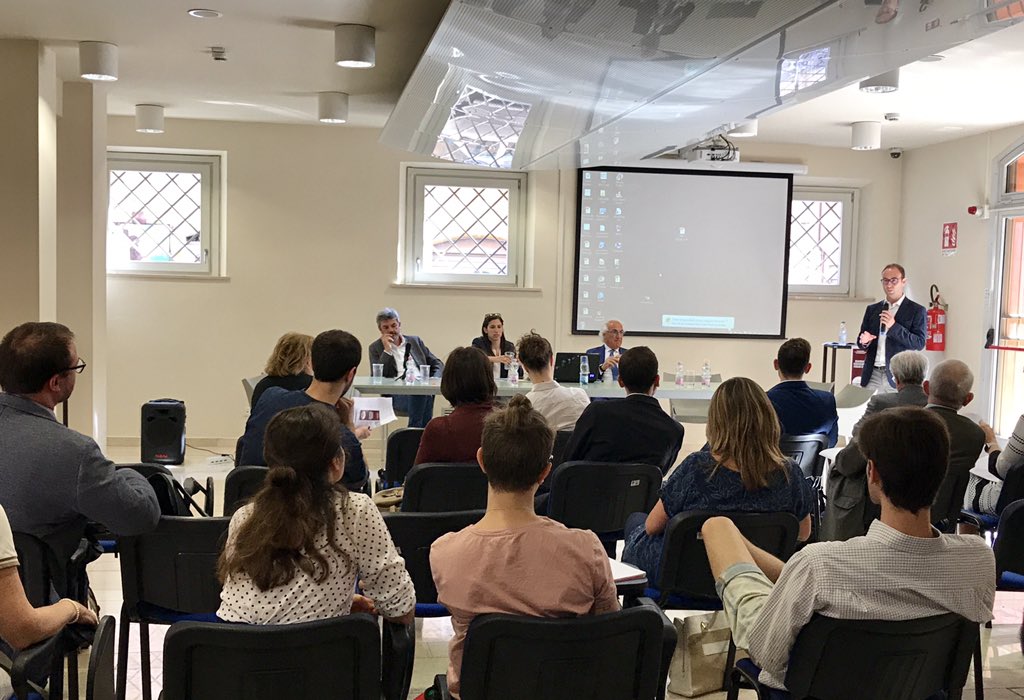 EuropeDirect_Mo's tweet photo. Via al Regional Discussion Forum di Modena dedicato a #giovani e #lavoro 
#RDF17 #RDFModena #EDICItaly #EuropeDirectItalia #EuropainItalia https://t.co/EvWw0ITtd9