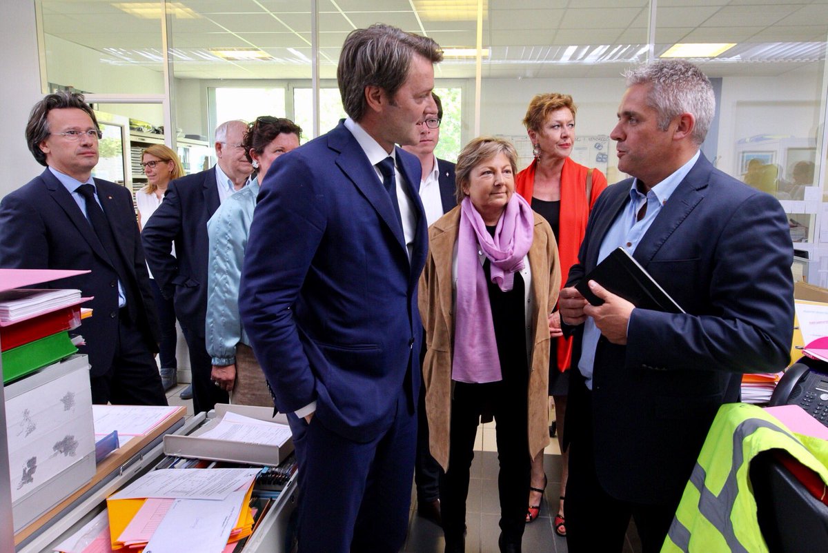 NatachaBouchart's tweet photo. Avec @francoisbaroin nous avons rencontré les transporteurs de Calais pour échanger sur les solutions que propose le projet @lesRepublicains https://t.co/mk0G2D2zg5