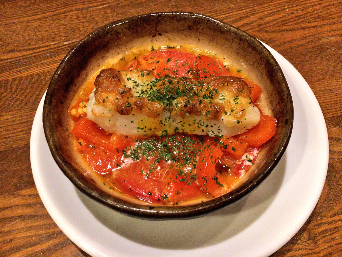 孤独のグルメ情報 非公式アカウント タラのアリオリオーブン焼き ハーフ 600円 は やけどレベルのアツアツ加減で登場 ﾟdﾟ ニンニクの入った自家製のアリオリと一緒に焼かれたタラが 味が濃くてウマいですね 下にたっぷり引かれたトマトの酸味とも