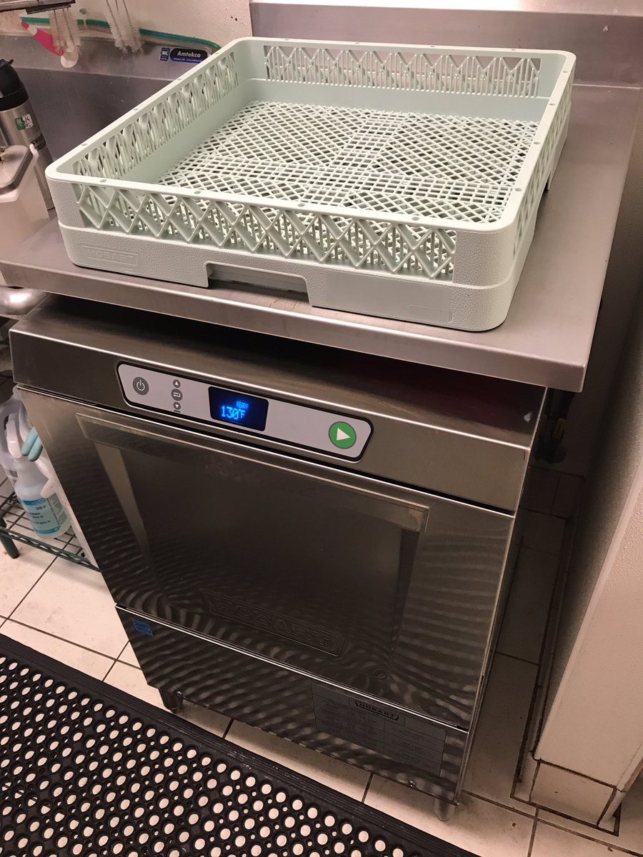 AlecAt2491's tweet photo. It's like Christmas time in Starbucks and cafe! #newdishwasher #t2491 https://t.co/Mue8729or0