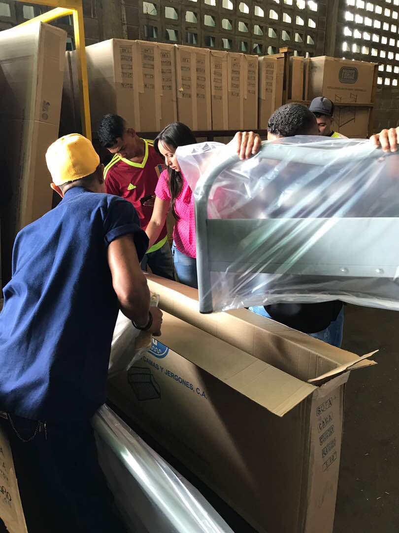 CVGIN_oficial's tweet photo. Desde tempranas horas #CVGInternacional inició Acto de Reconocimiento y contenerización para exportación de productos #FAVECA #BuenViernes https://t.co/KHVGdcoHwm