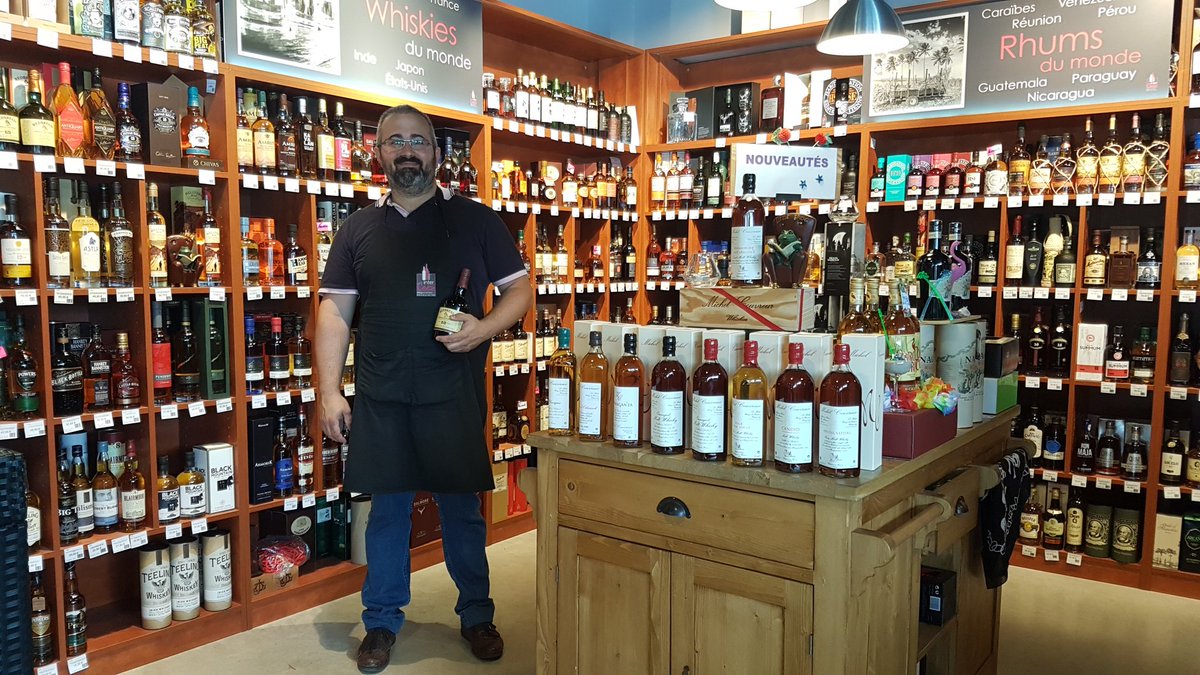 pierrecasapili's tweet photo. @inter_caves Limoges chez Vincent, plus de 250 whiskies, 150 rhums, et plus de 400 vins.
Le plus? La convivialité &amp; l'art de recevoir. https://t.co/vt4vhiuICW