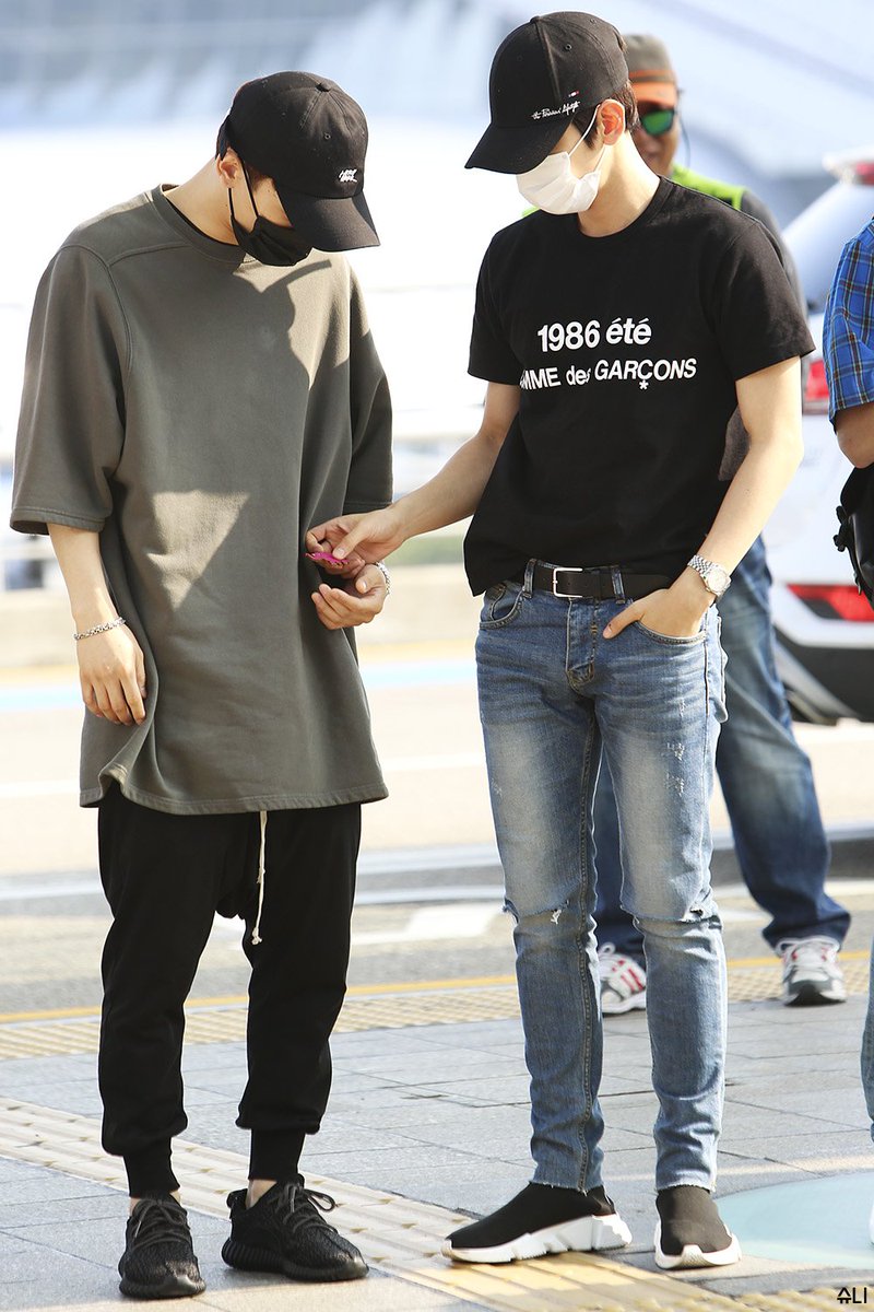 withfired's tweet photo. "กูต้องไปแล้ว นี่ของดูต่างหน้ากู"
"ช้างน้อยเนี่ยนะ!?"
"อืม"
"ไอ้เชี่ยแบ้ก เดี๋ยวสาวๆ เขาก็รู้หรอกว่ากูเปงคนมุ้งมิ้ง" https://t.co/fzVt7TkCXv