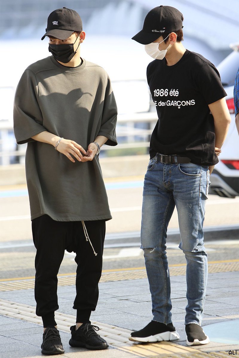 withfired's tweet photo. "กูต้องไปแล้ว นี่ของดูต่างหน้ากู"
"ช้างน้อยเนี่ยนะ!?"
"อืม"
"ไอ้เชี่ยแบ้ก เดี๋ยวสาวๆ เขาก็รู้หรอกว่ากูเปงคนมุ้งมิ้ง" https://t.co/fzVt7TkCXv