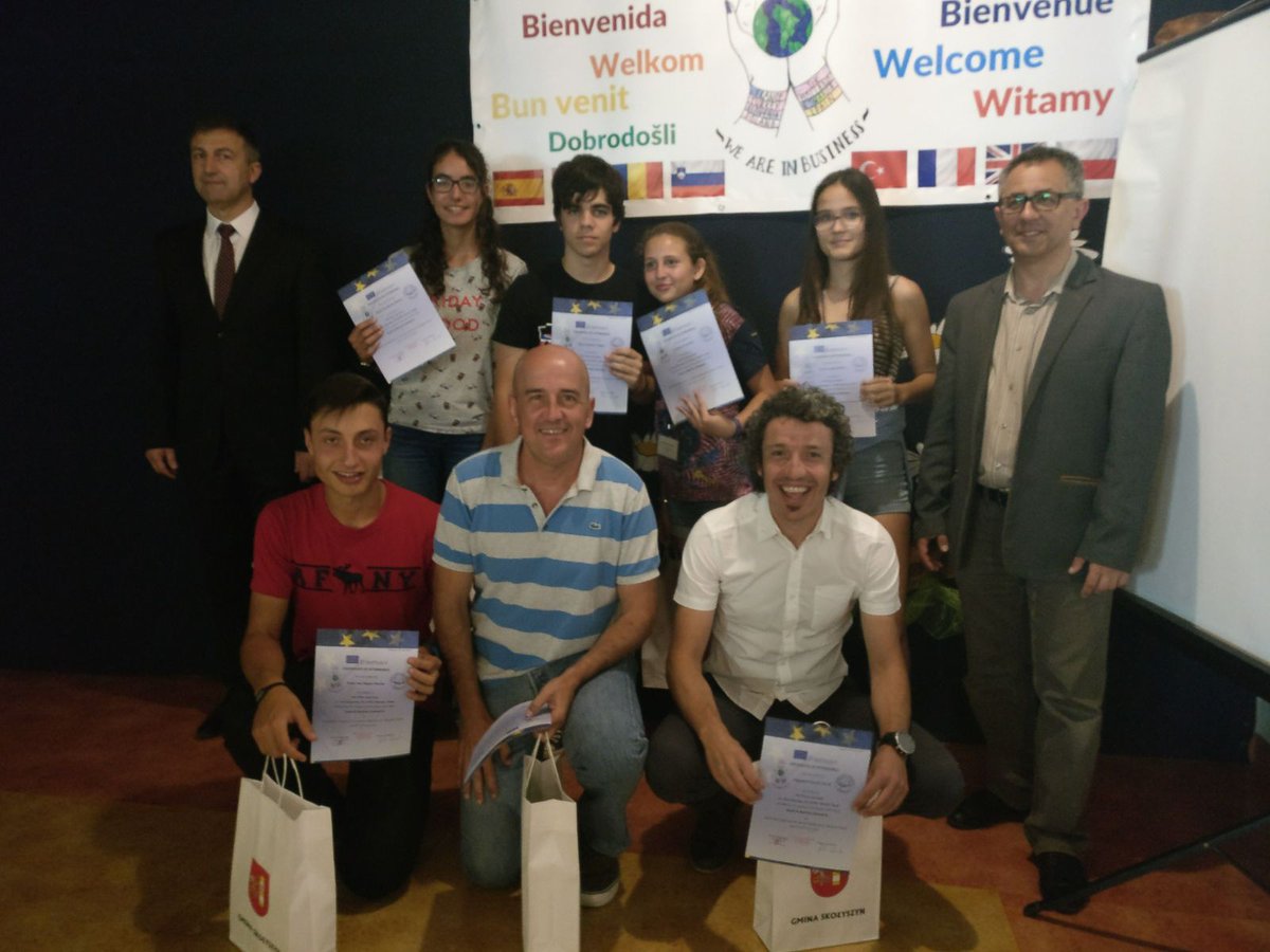 Y2beAlicante's tweet photo. El equipo de #iesplayasanjuan recogiendo los certificados de #Y2BE en #Polonia @EUErasmusPlus @sepiegob @ola18playasj @RedEsPSJ https://t.co/nsKDEVrwRI