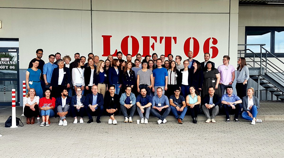 Einmal alle ganz artig im Bild. Zur Belohnung jetzt Campus-Tour über bei <a href="/OttoGroup_Com/">Otto Group</a>  #sonstehernichtsoartig #30u30 #AlumniCamp