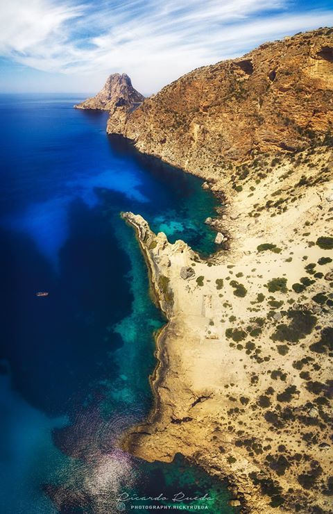 boatsibiza's tweet photo. Beautiful Sa Pedrera (Atlantis) with Es Vedrá in the background. Lush #Ibiza photo by Ricky Rueda and an amazin' spot to visit by boat :) https://t.co/BhAmIQve27