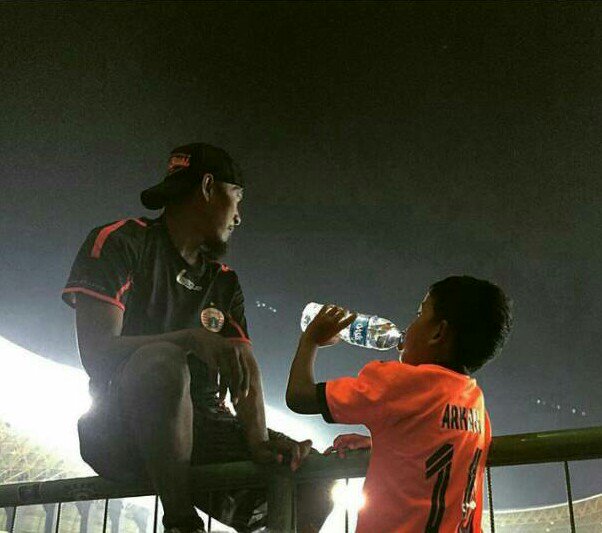 Ultras_Sector5's tweet photo. Selain dilarang mencederai perempuan, dalam arti kata supporter pun di larang menyakiti anak kecil. Selamat berbuka puasa semua nya https://t.co/afh5F6aCpL
