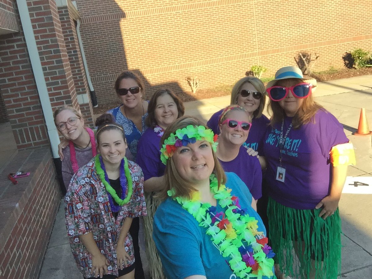 RocketsTF's tweet photo. Best carline crew in the state!!! @RES_RSSS @JenniferWarden5 @MrsEJohnston @jen_ridgell #lastdayofschool #bestschoolever #weloveourstudents https://t.co/Ogl1IFwF4s